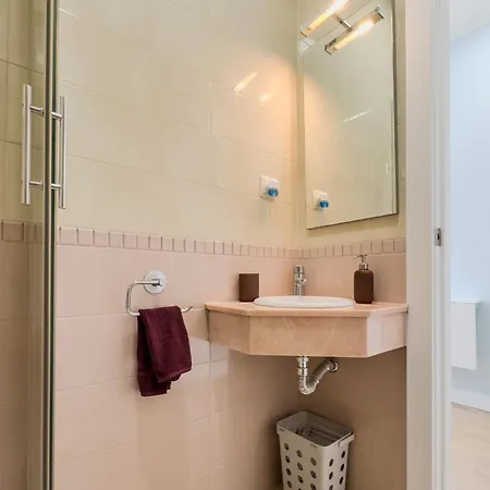 5 Con Bano Junto Al Palau Gueell Barcelona